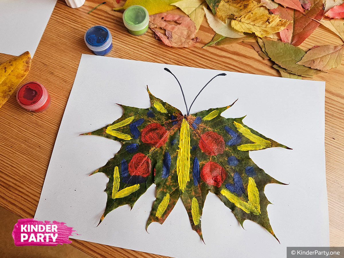 DIY gemalte Schmetterling aus Herbstlaub