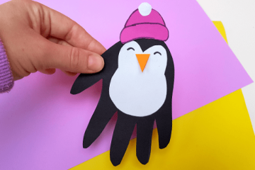 Süßer Pinguin aus dem Handabdruck gestalten