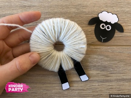 Bastelanleitung für ein Schaf aus Wolle