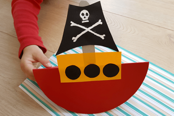DIY wackelndes Piratenschiff mit Kindern basteln